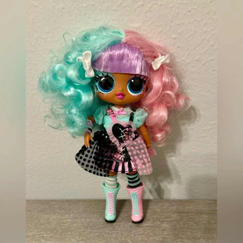 LOL Surprise Tween Lexi Gurl. Full of surprises and sassy style. This brand new